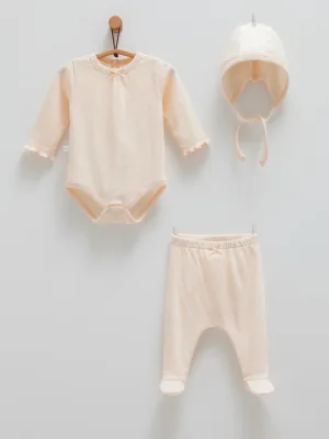 Caramell Üçlü Set: Konforlu Body, Şık Pantolon ve Tamamlayıcı Şapka Bir Arada!