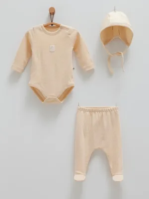 Caramell Üçlü Set: Konforlu Body, Şık Pantolon ve Tamamlayıcı Şapka Bir Arada!